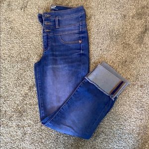 No boundaries skinny jean capris